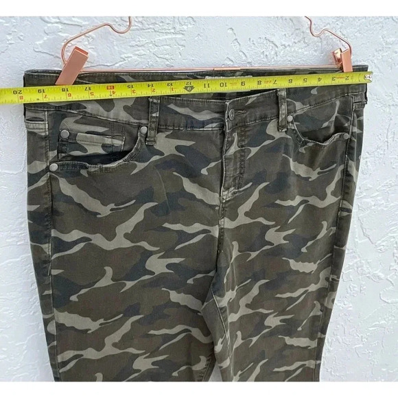 Torrid Womens Knee Length Stretch Skinny Crop Camouflage Pants Brown Sz L - Picture 4 of 13